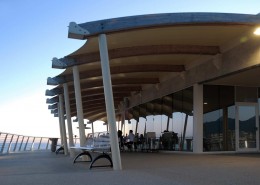 installazione sul pontile di lido di camaiore di una vetrata isolante con vetro a controllo solare e vetro antinfortunistico