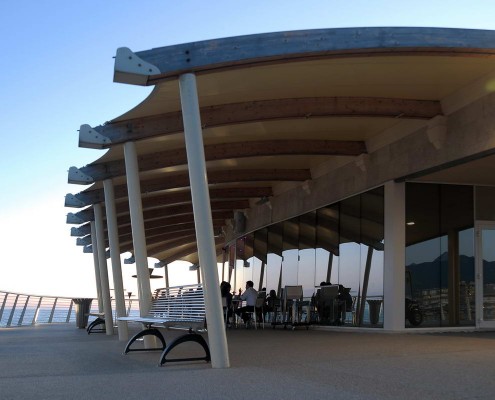 installazione sul pontile di lido di camaiore di una vetrata isolante con vetro a controllo solare e vetro antinfortunistico