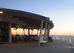 installazione sul pontile di lido di camaiore di una vetrata isolante con vetro a controllo solare e vetro antinfortunistico