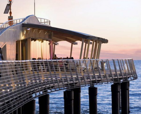 installazione sul pontile di lido di camaiore di una vetrata isolante con vetro a controllo solare e vetro antinfortunistico