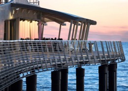 installazione sul pontile di lido di camaiore di una vetrata isolante con vetro a controllo solare e vetro antinfortunistico