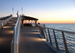 installazione sul pontile di lido di camaiore di una vetrata isolante con vetro a controllo solare e vetro antinfortunistico